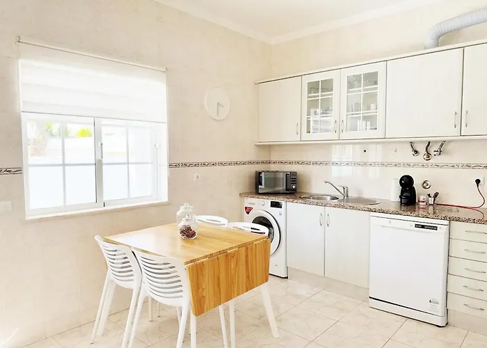 Casa Margarida, With 3 Bedrooms Ferienhaus Armação de Pêra